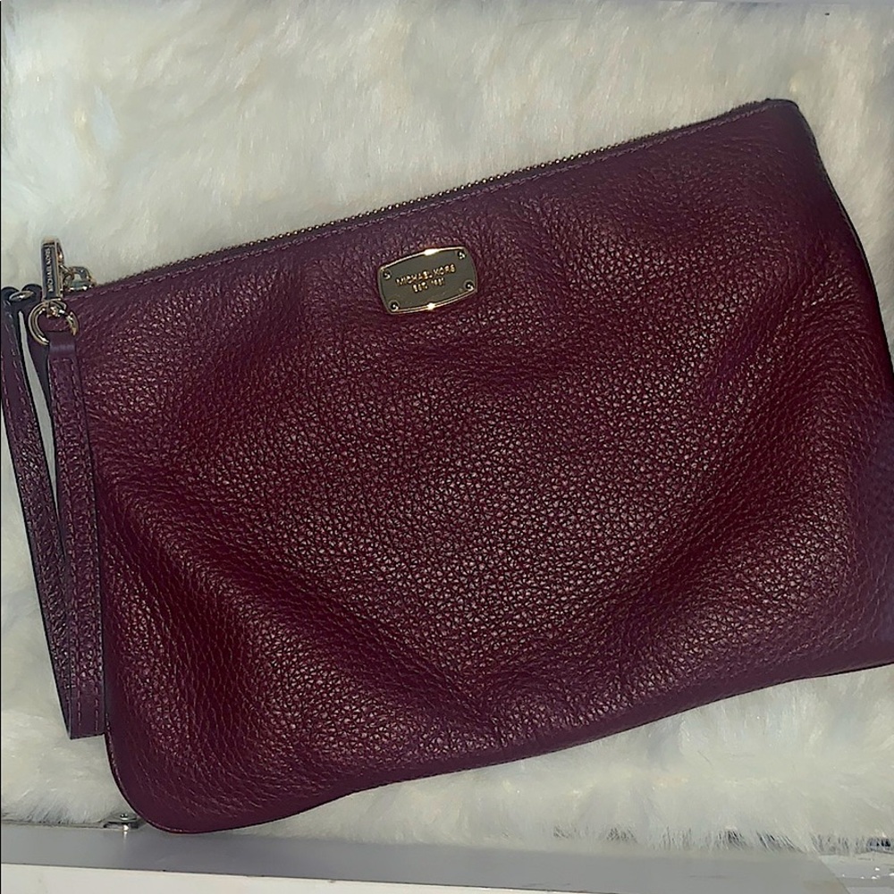Burgundy Micheal Kors Large wristlet cluth